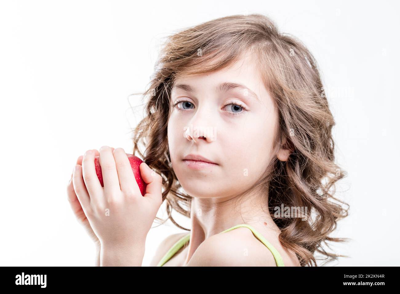 fille sur le point de mordre une pomme rouge sur fond blanc Banque D'Images