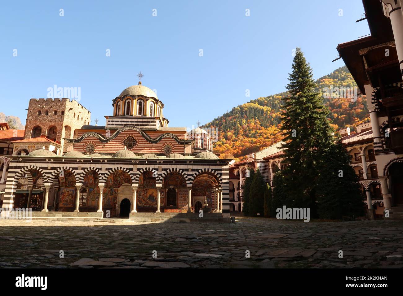 Vue sur la cour du monastère de Rila avec sa célèbre église principale Banque D'Images