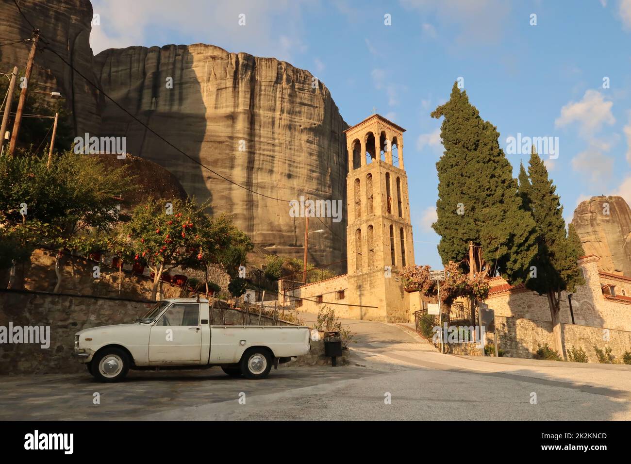 Vue sur l'église Sainte de la Dormition de la Vierge Marie à Kalambaka Banque D'Images