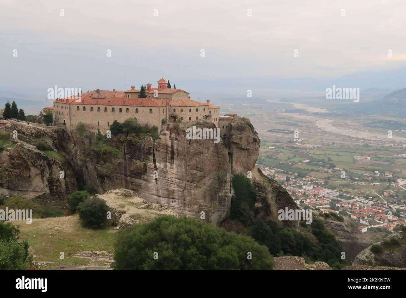 St. Monastère Stephen avec la ville de Kalambaka en arrière-plan Banque D'Images