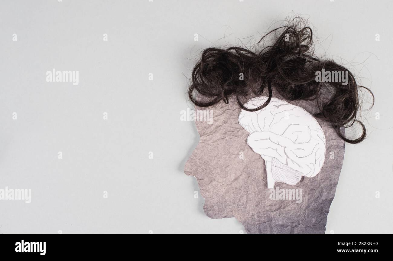 Silhouette d'une tête avec un cerveau, créatif, brainstorming, maladies comme Parkinson, Alzheimer,psychologie santé, thrombose veineuse cérébrale Banque D'Images