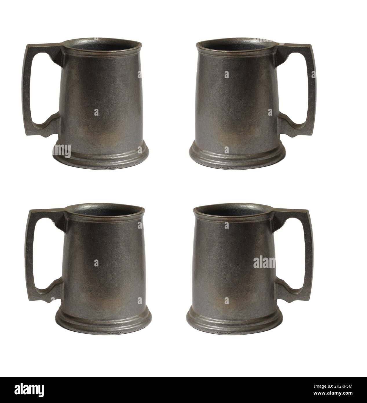 Ensemble de tasses à bière étain antique isolées sur fond blanc Banque D'Images