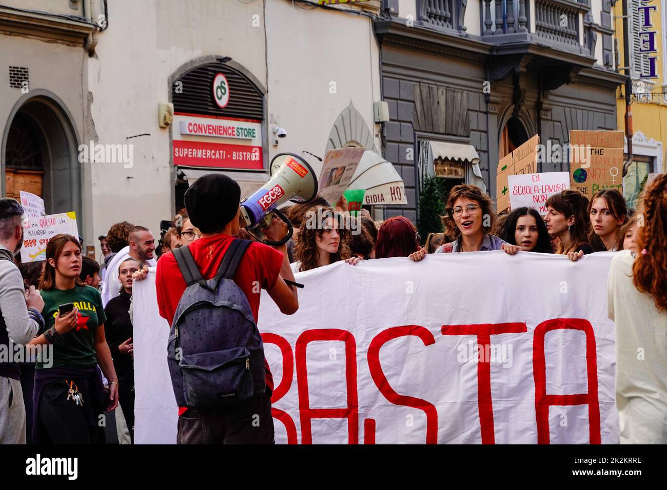 Florence Italie - 23rd septembre 2022, vendredi pour une grève future à Florence. Les jeunes et les étudiants vont dans la rue pour se manifester contre le changement climatique et la société capitaliste. Banque D'Images