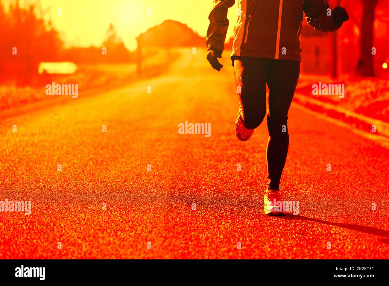 une femme s'entraîne dans la course, dans la rue, se défiant elle-même (couleur rouge) Banque D'Images