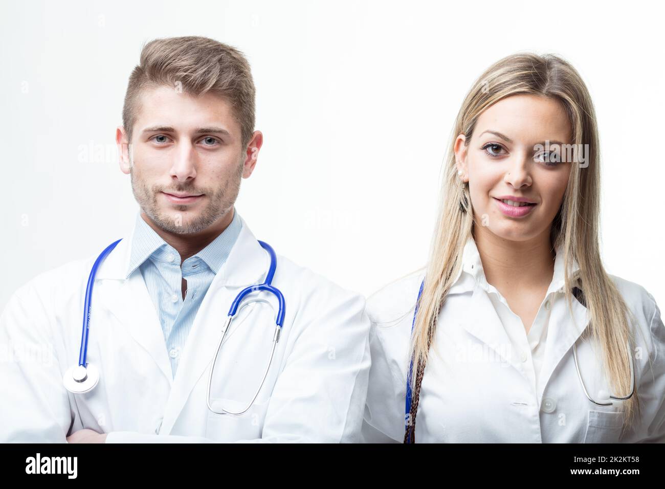 Médecins avec stéthoscope autour de leur cou souriant à la caméra Banque D'Images