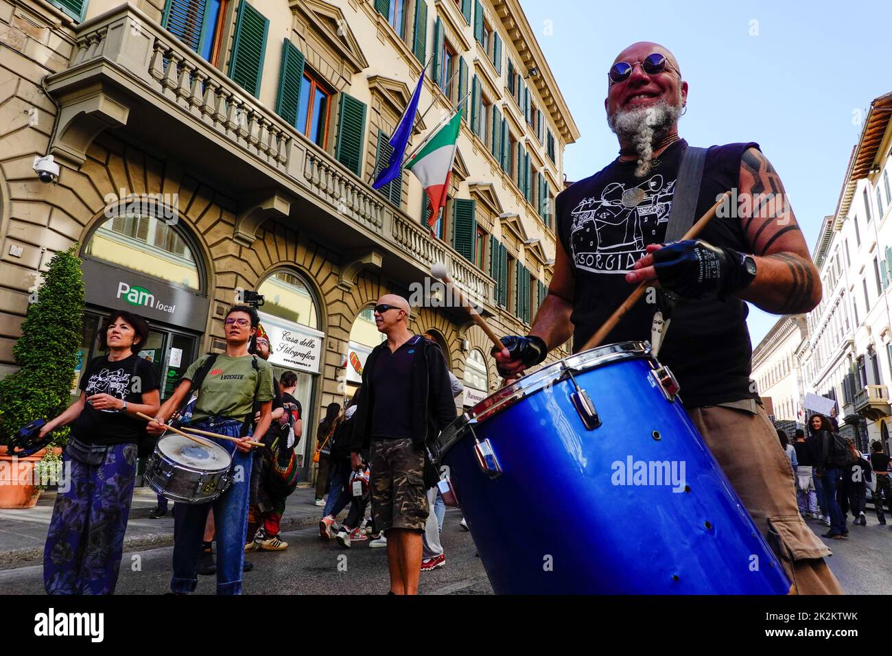 Florence Italie - 23rd septembre 2022, vendredi pour une grève future à Florence. Les jeunes et les étudiants vont dans la rue pour se manifester contre le changement climatique et la société capitaliste. Banque D'Images