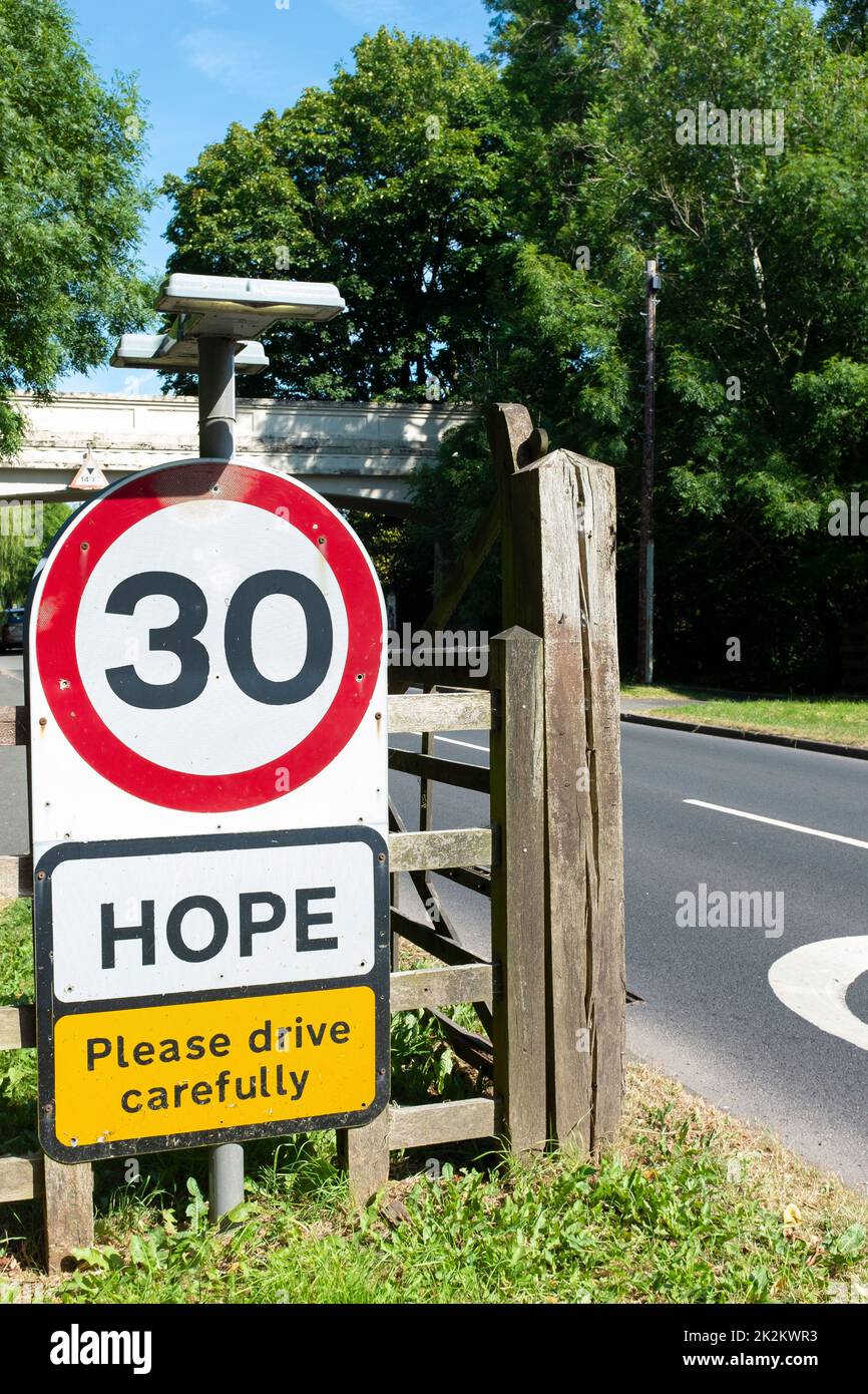 Hope, Derbyshire, 30mph panneau, s'il vous plaît conduire prudemment Banque D'Images