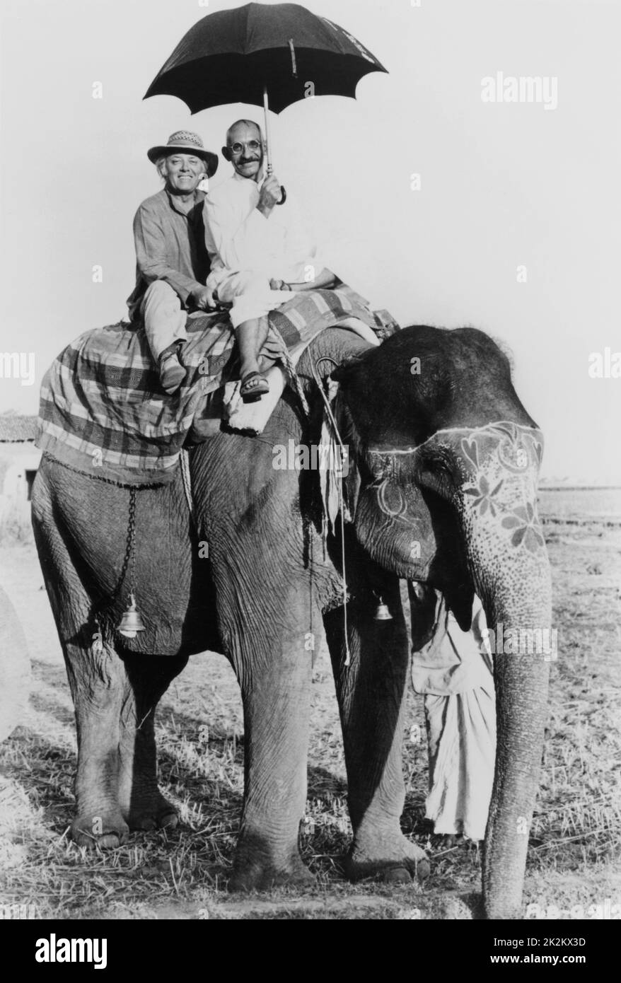 Gandhi USA, 1982 Directeur : Richard Attenborough le réalisateur avec l'acteur Ben Kingsley sur un éléphant Banque D'Images