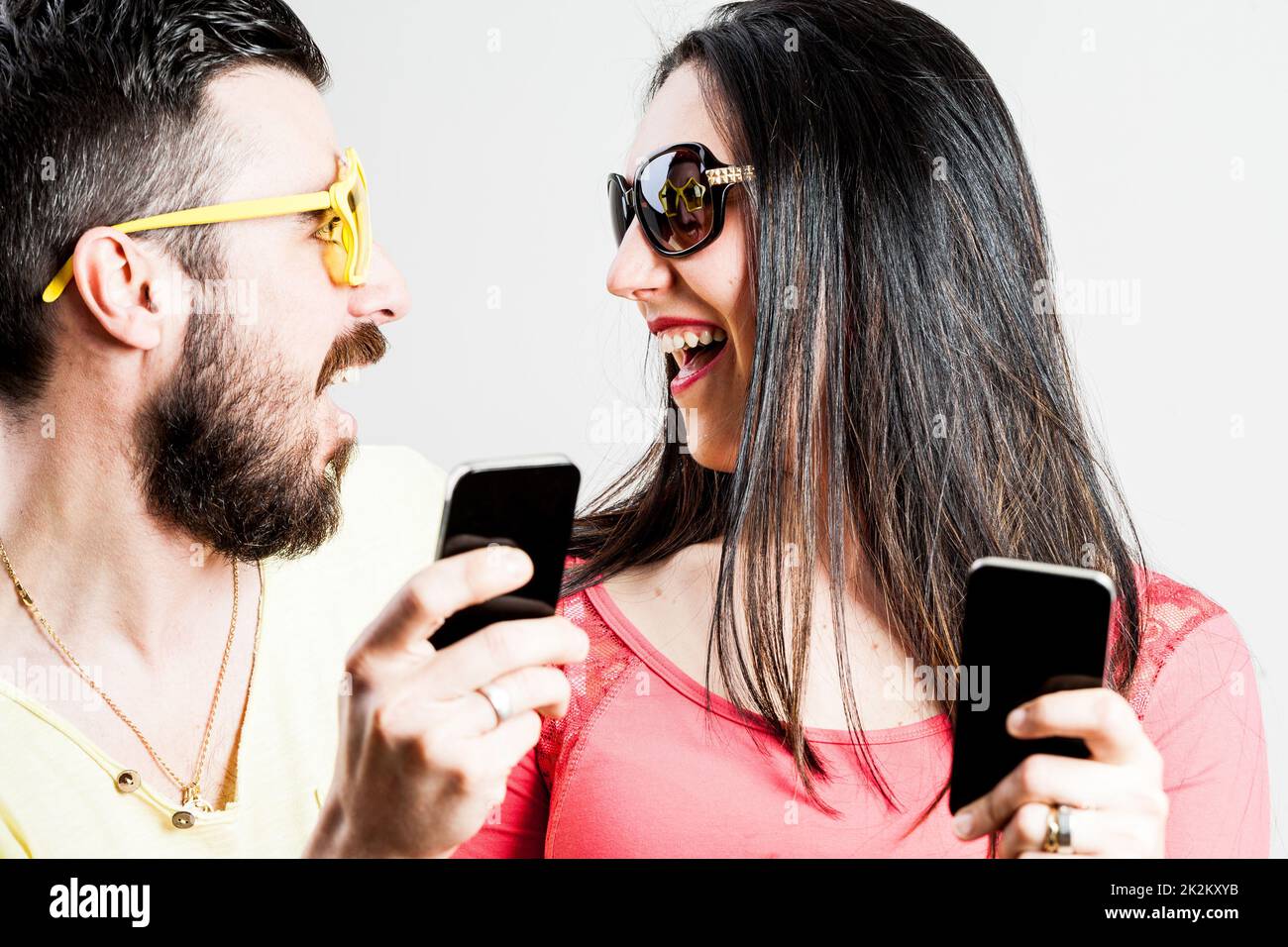 couple ravi de prendre des photos et des selfies mobiles Banque D'Images