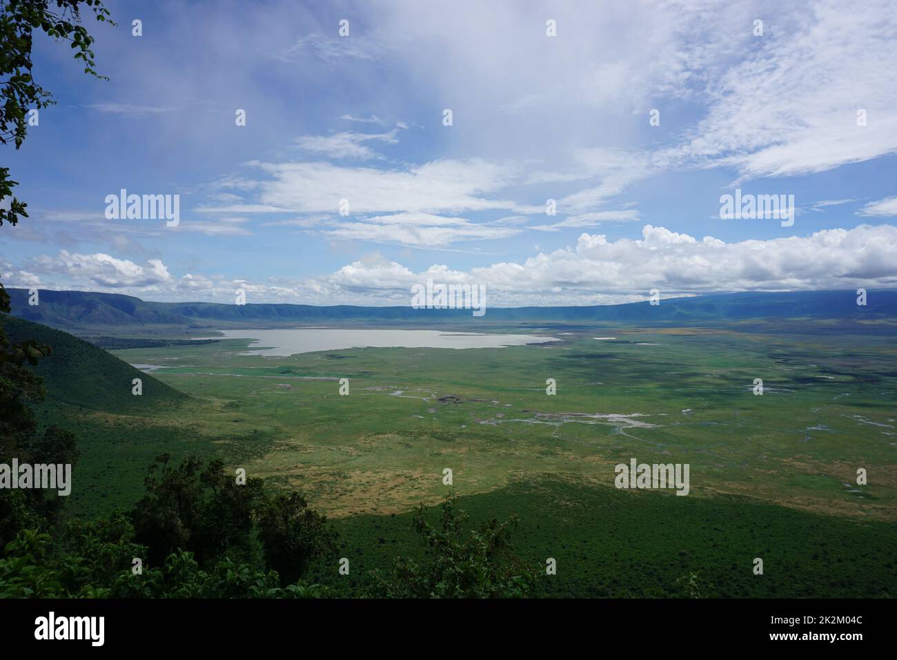 Vue spectaculaire sur le vaste cratère de Ngorongoro avec le lac Magadi à l'intérieur Banque D'Images