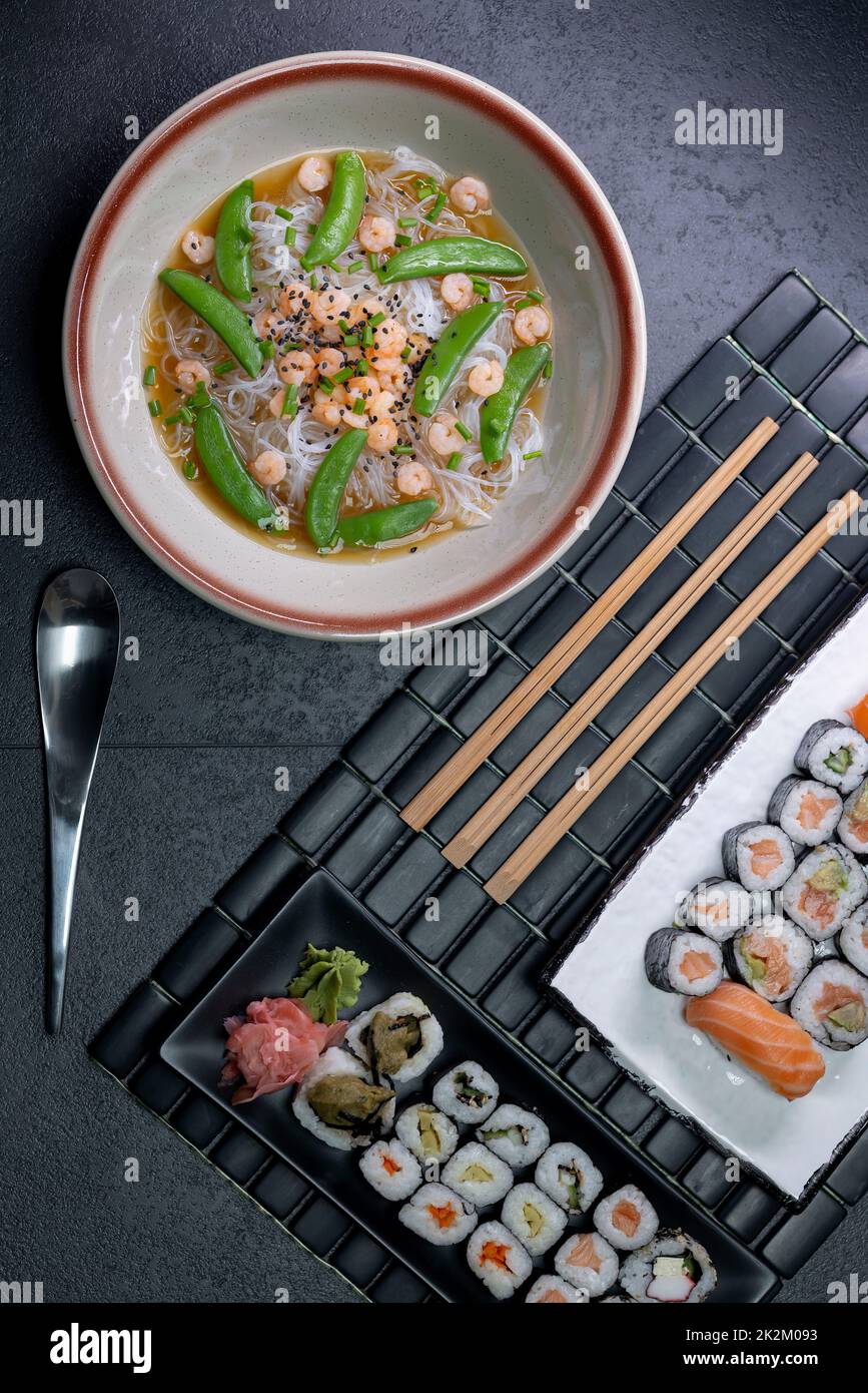 Divers plats de cuisine asiatique avec des sushis typiques Banque D'Images