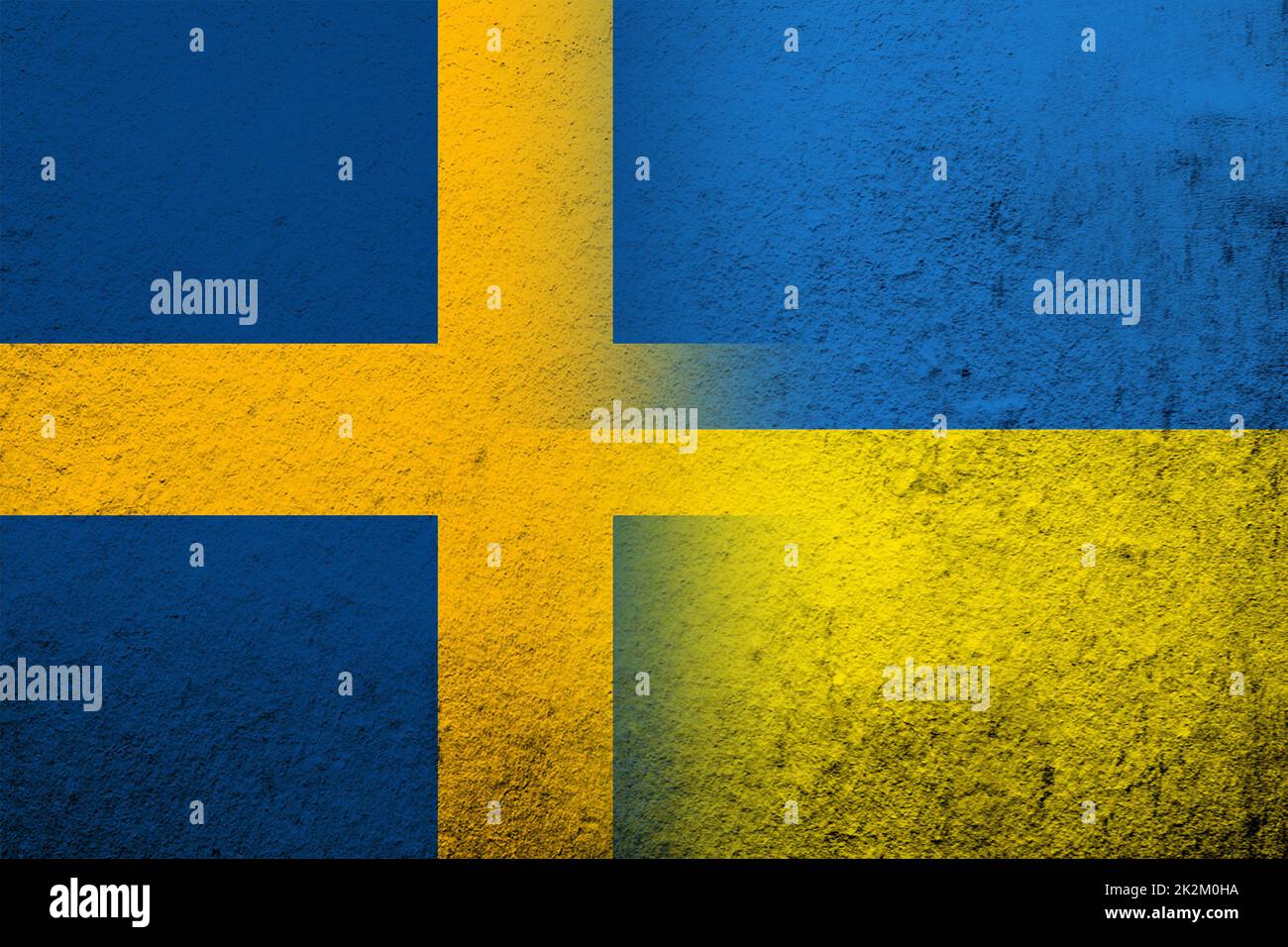 Drapeau national du Royaume de Suède avec drapeau national de l'Ukraine. Grunge l'arrière-plan Banque D'Images