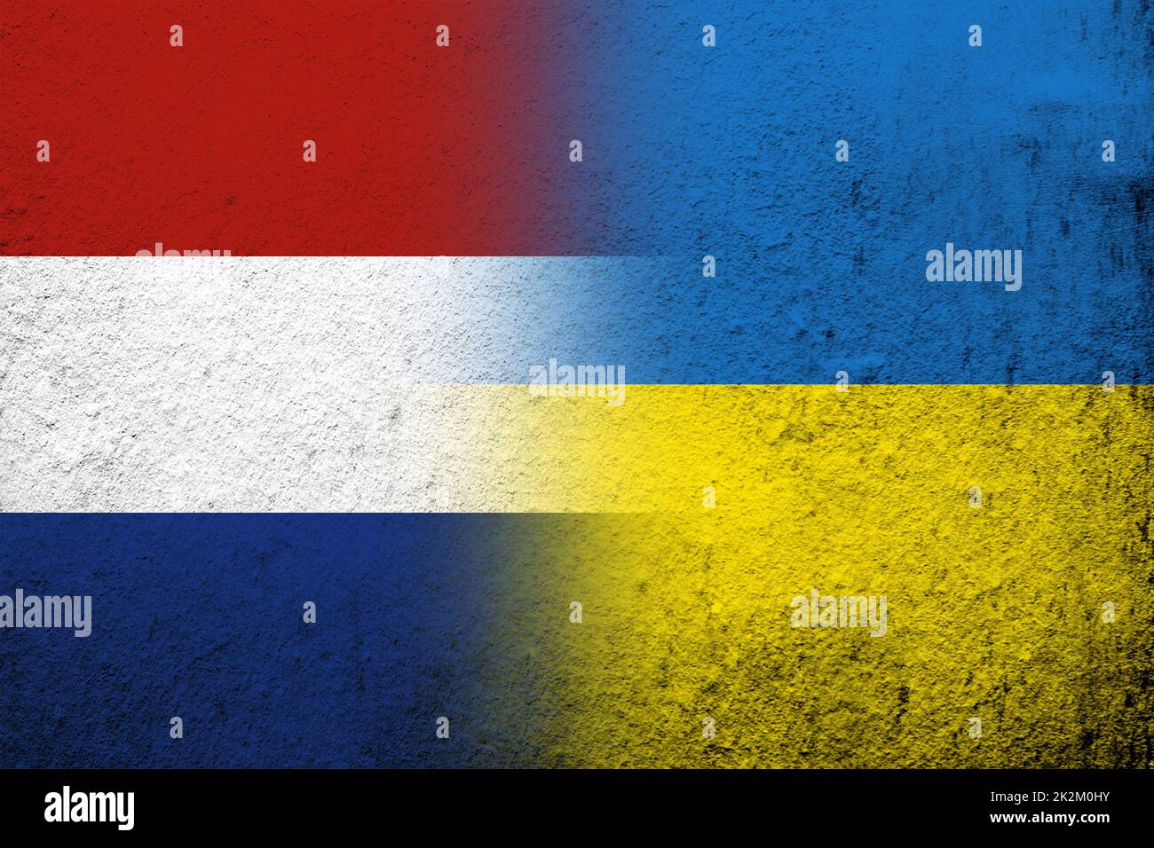 Le Royaume des pays-Bas drapeau national avec drapeau national de l'Ukraine. Grunge l'arrière-plan Banque D'Images
