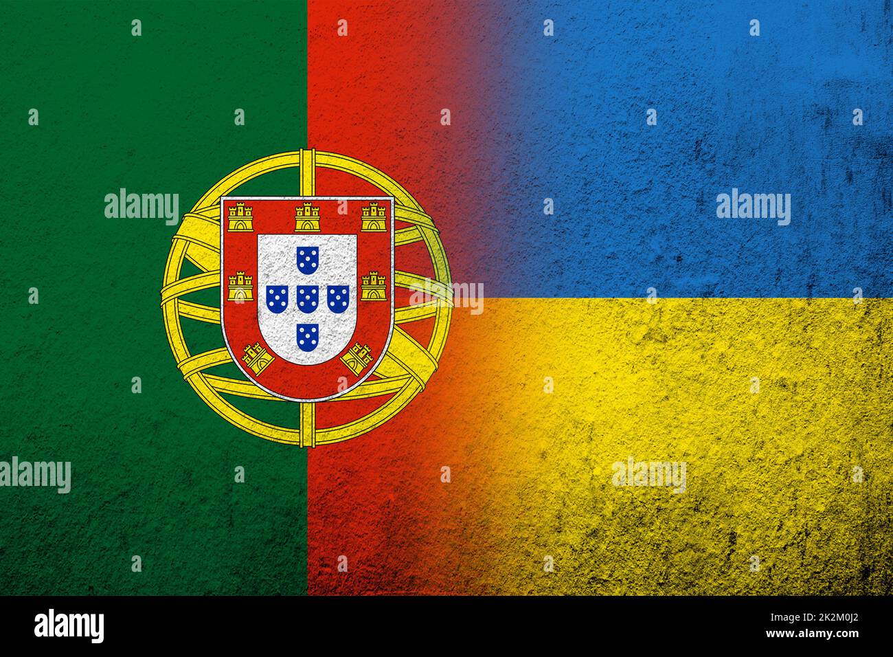 La République portugaise Portugal drapeau national avec drapeau national de l'Ukraine. Grunge l'arrière-plan Banque D'Images