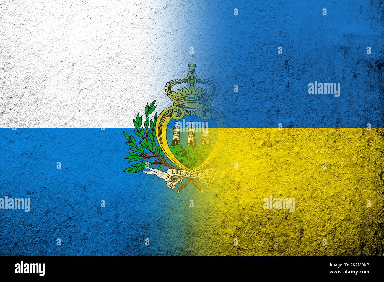 La République de Saint-Marin drapeau national avec drapeau national de l'Ukraine. Grunge l'arrière-plan Banque D'Images