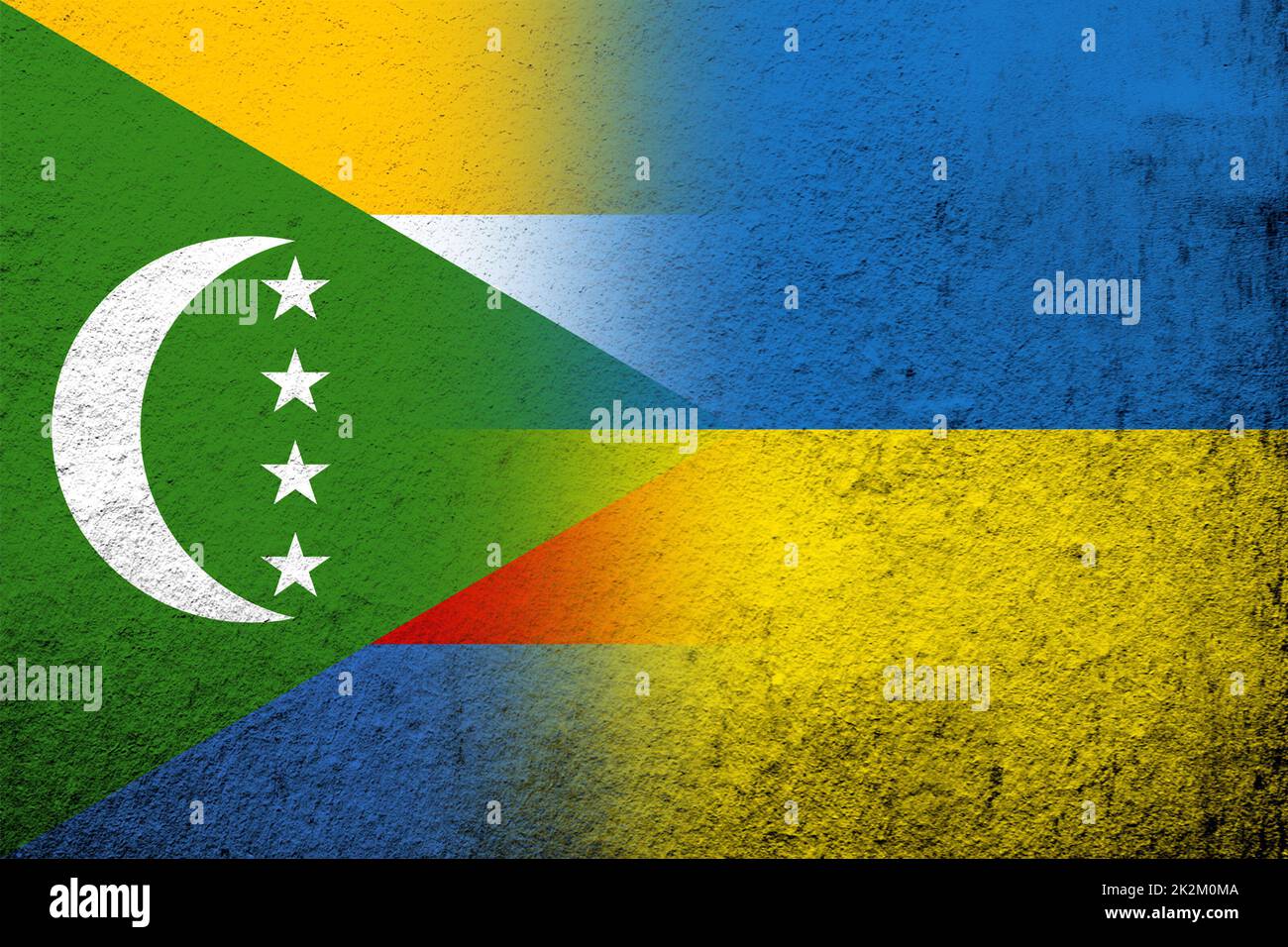 L'Union des Comores drapeau national avec drapeau national de l'Ukraine. Grunge l'arrière-plan Banque D'Images