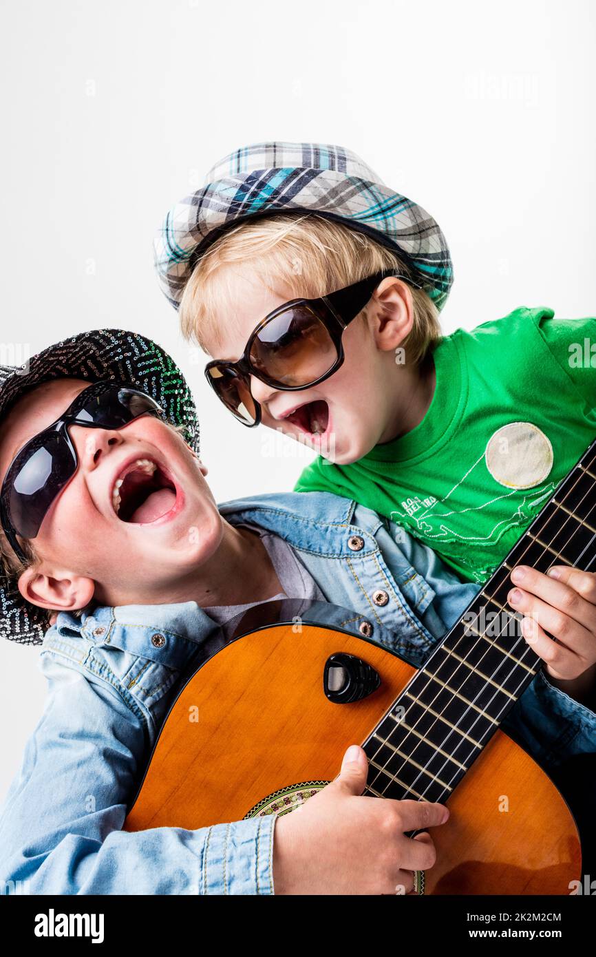 les nouveaux enfants jouent du rock bruyant Banque D'Images