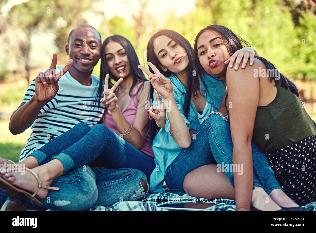 Appelez-nous l'équipe sassy. Photo de jeunes en vacances. Banque D'Images