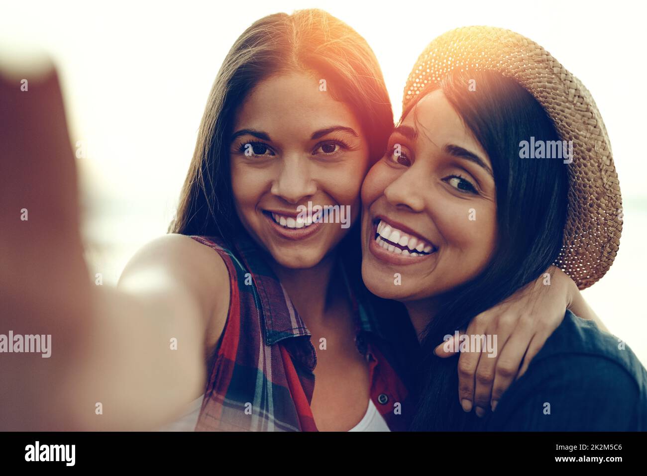 Selfies avec mon poussin principal. Photo de deux jeunes amis qui prennent un selfie ensemble en plein air. Banque D'Images
