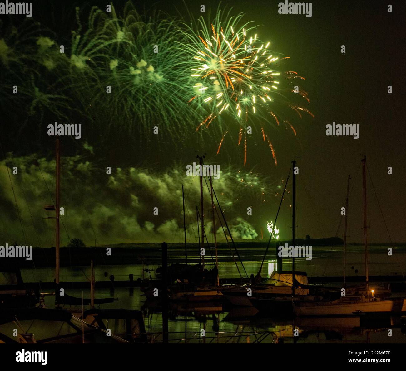 Feux d'artifice à Malahide Marina pour célébrer tout le travail effectué par le service de santé pendant la pandémie de Covid-19. Banque D'Images
