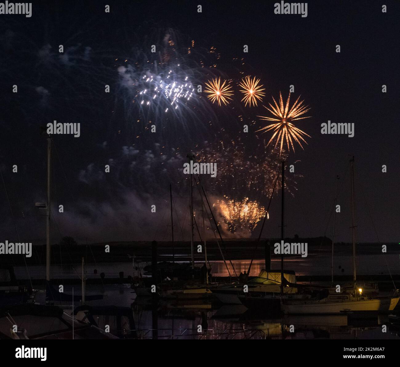 Feux d'artifice à Malahide Marina pour célébrer tout le travail effectué par le service de santé pendant la pandémie de Covid-19. Banque D'Images