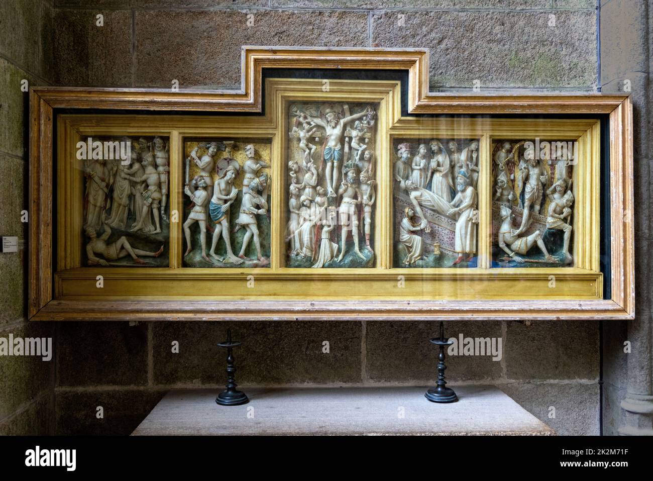 Ancien bas-relief de scènes bibliques dans le monastère du Mont Saint-Michel, site classé au patrimoine mondial de l'UNESCO, Normandie, France, Europe. Banque D'Images
