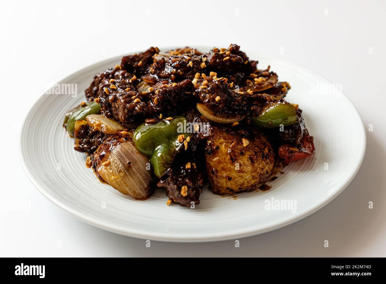 Bœuf de style chinois sauté sur fond blanc Banque D'Images