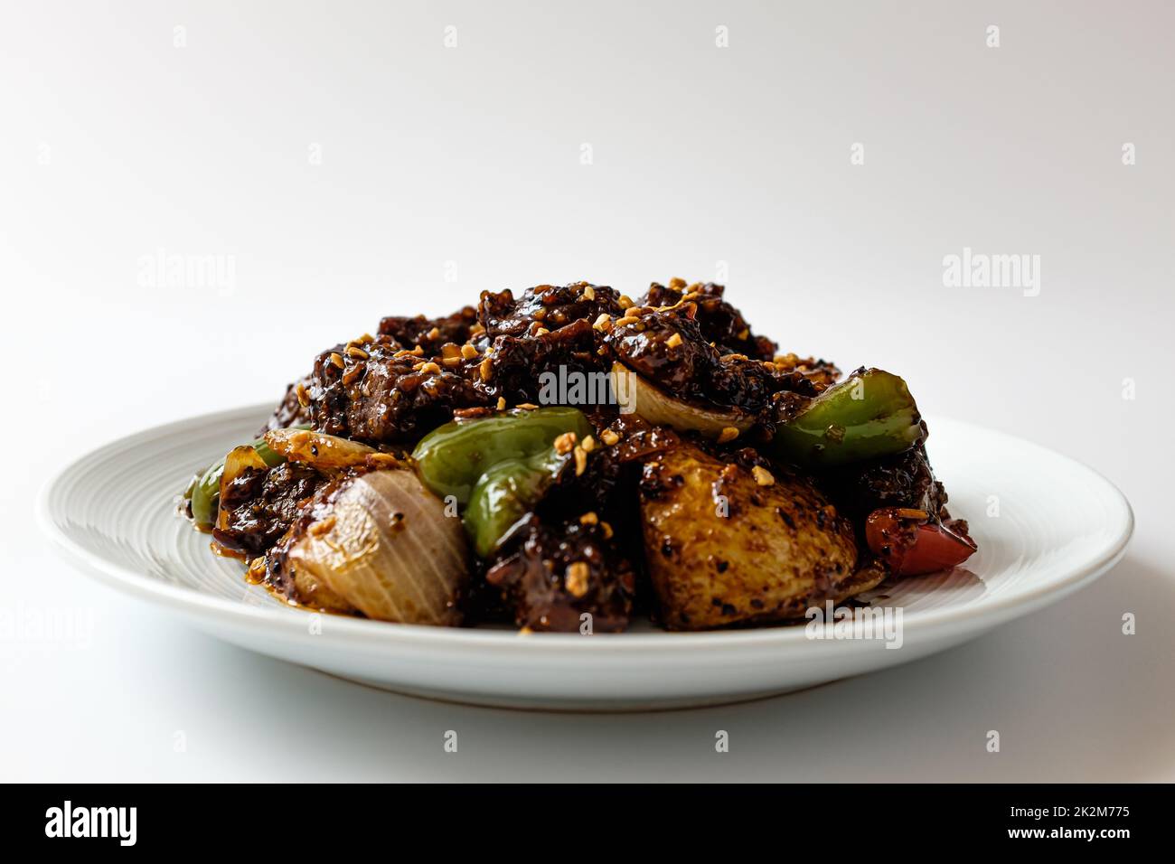 Bœuf de style chinois sauté sur fond blanc Banque D'Images