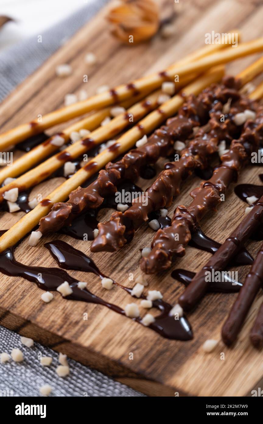 bâton de chocolat doux sur une assiette en bois avec des décorations. Banque D'Images