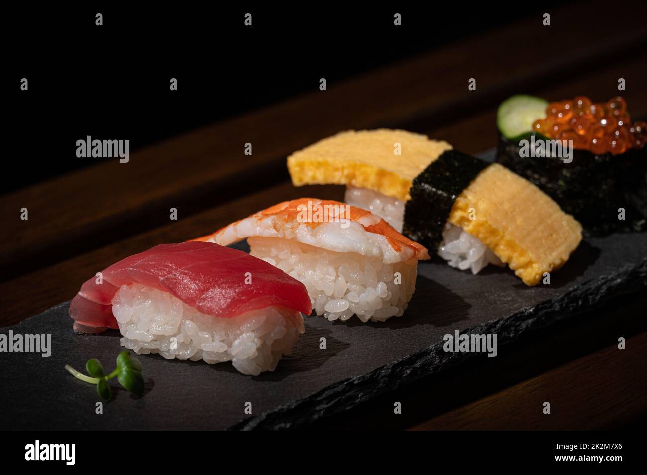 sushi japonais (thon, œuf, crevettes, caviar) et bouton vert sur l'assiette avec un style minimal Banque D'Images