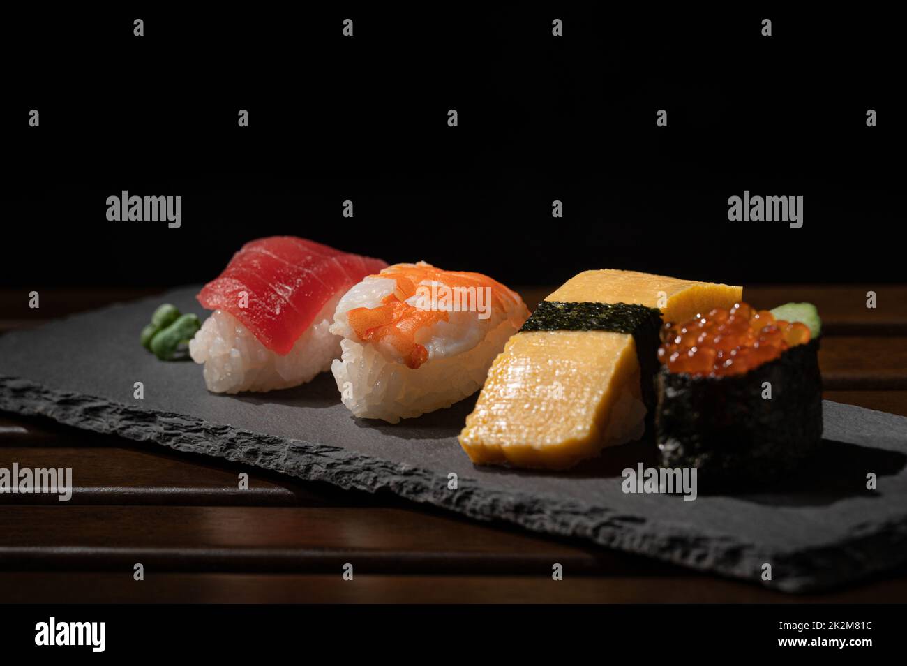 sushi japonais (thon, œuf, crevettes, caviar) et bouton vert sur l'assiette avec un style minimal Banque D'Images