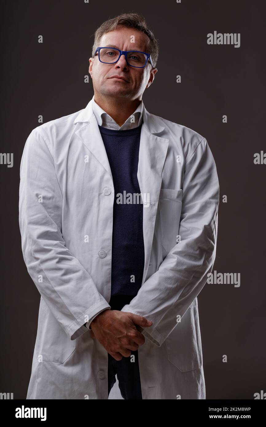 Médecin de sexe masculin d'âge moyen dans une blouse de laboratoire blanche Banque D'Images