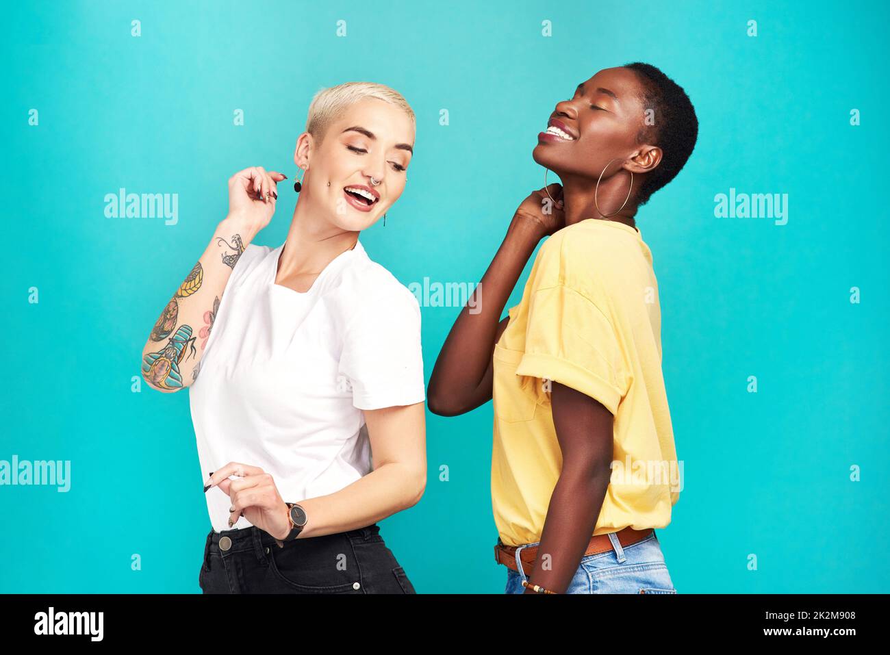 De bons amis vous font passer de bons moments.Photo studio de deux jeunes femmes dansant ensemble sur fond turquoise. Banque D'Images