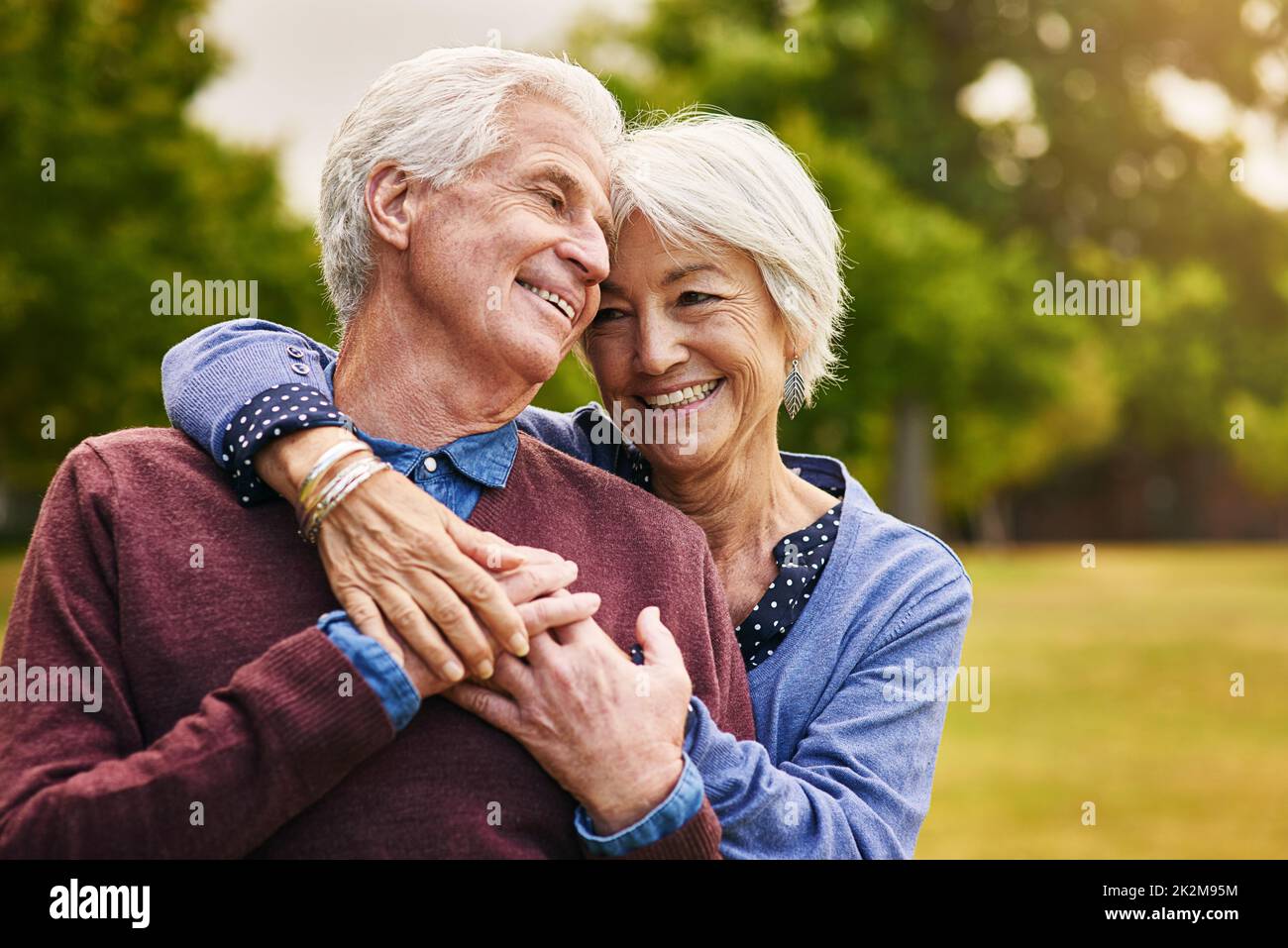 Deux cœurs pleins d'amour.Photo d'un couple senior heureux dans le parc. Banque D'Images