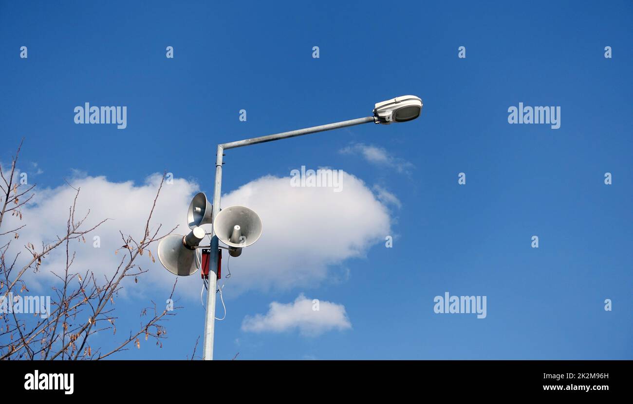 poteau d'éclairage électrique de rue et haut-parleurs d'annonce-haut-parleurs d'annonce de ville Banque D'Images