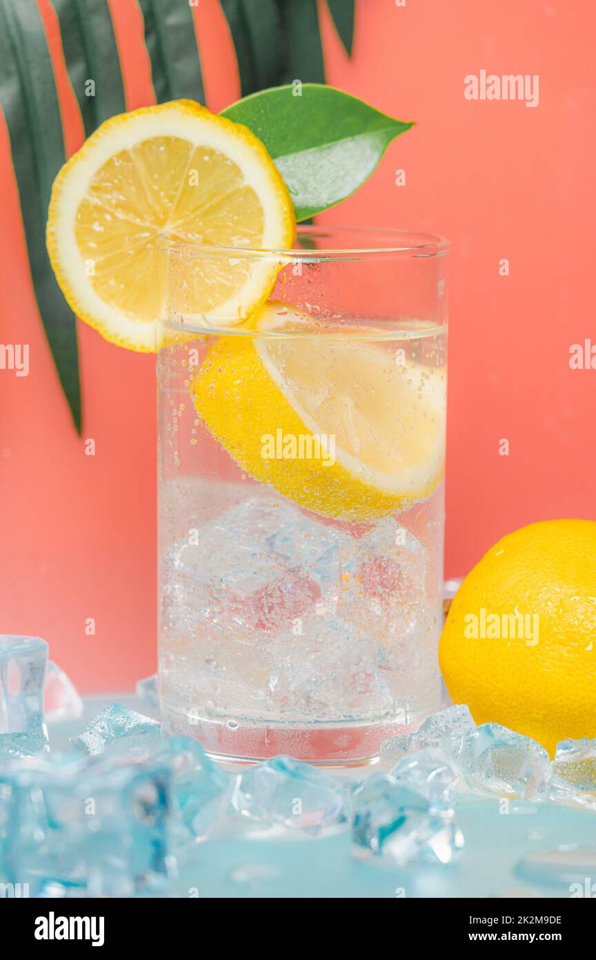boisson glacée d'été fraîche, soda au citron avec fond coloré. Banque D'Images