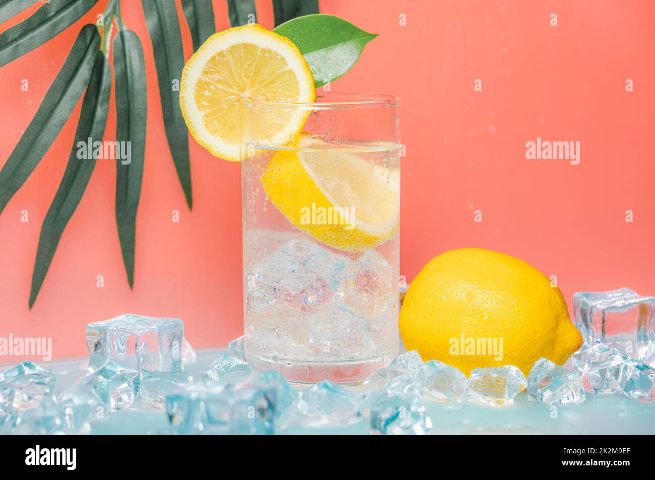 boisson glacée d'été fraîche, soda au citron avec fond coloré. Banque D'Images