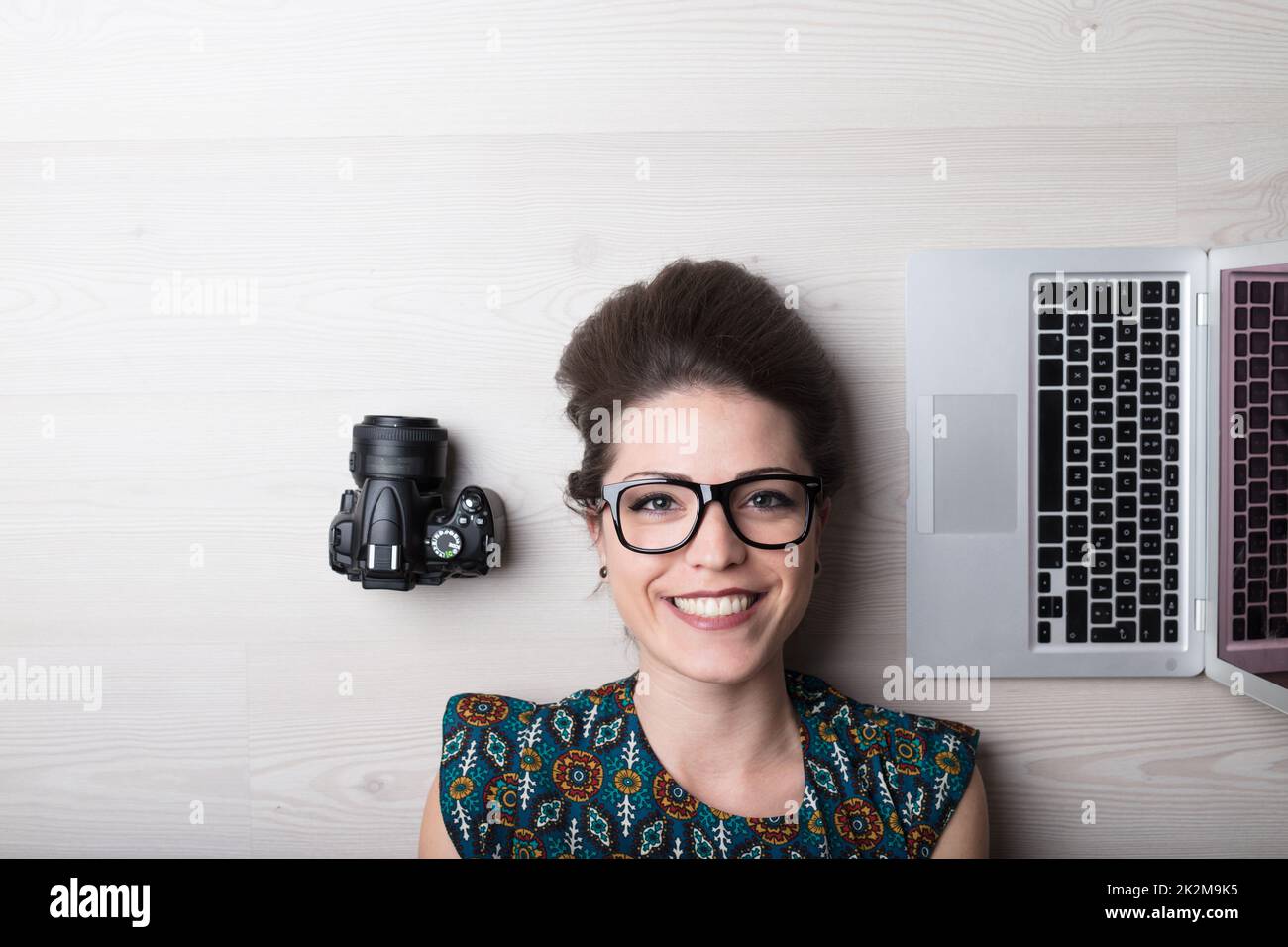 la femme souriante est photographe et graphiste Banque D'Images