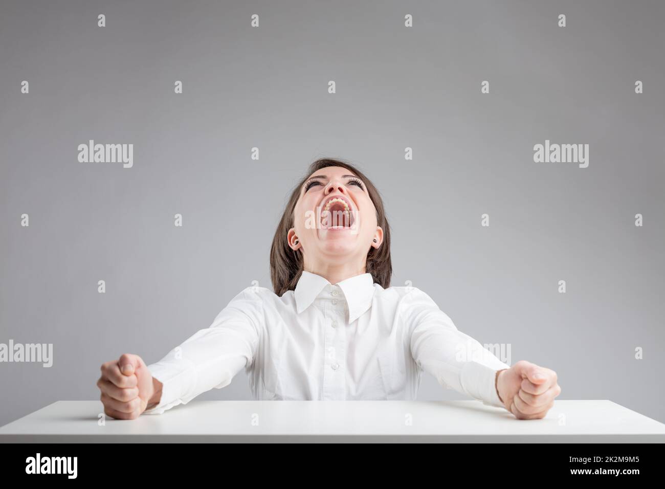 femme avec sa bouche largement ouverte criant Banque D'Images