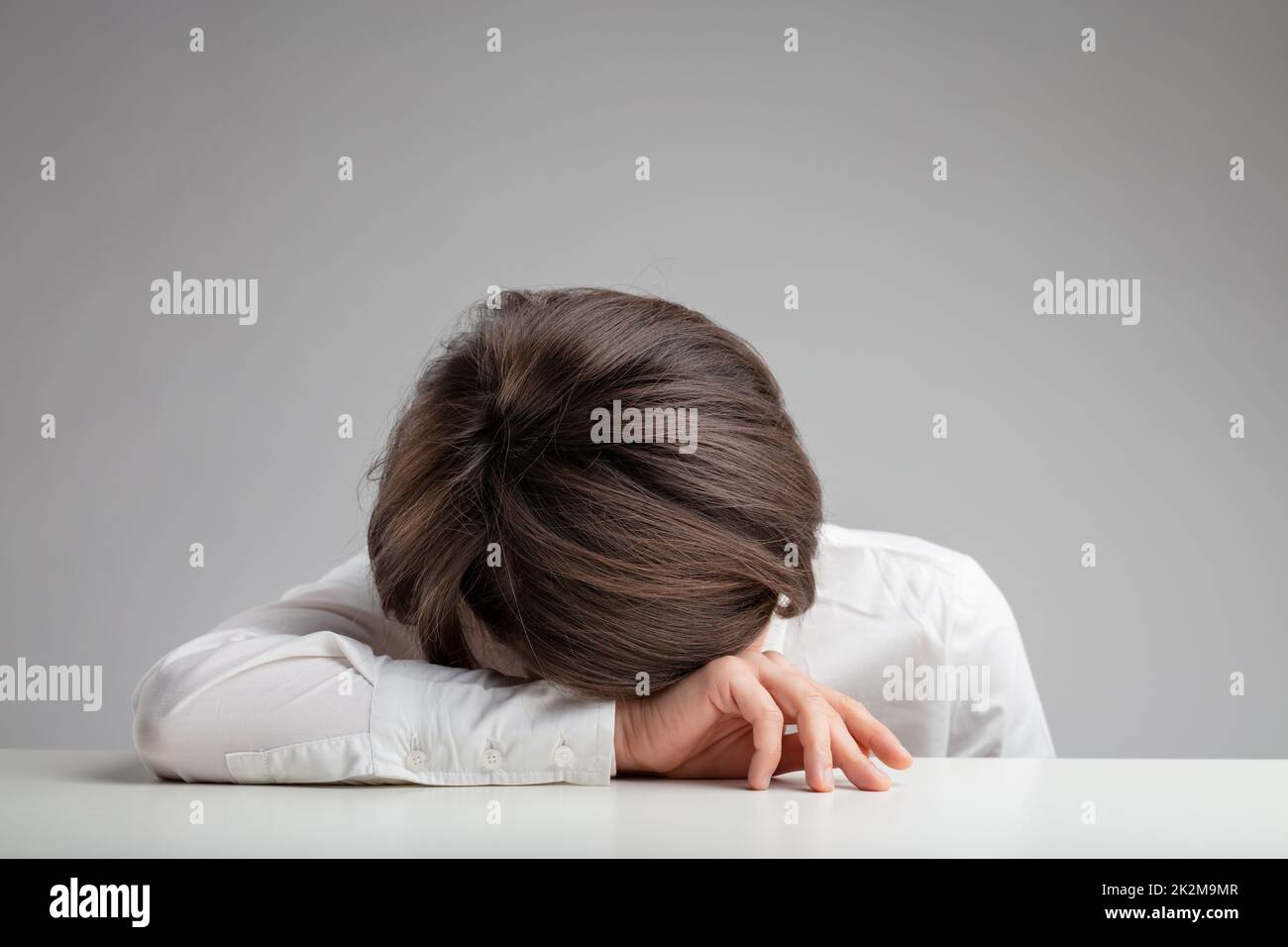 Femme fatiguée, épuisée ou dépressive Banque D'Images