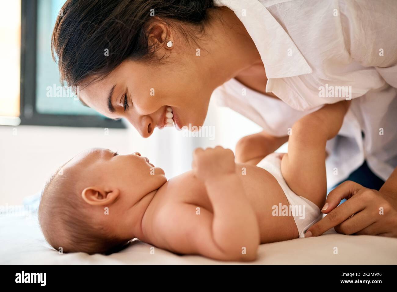 Et tout d'un coup vous avez été mon tout. Photo d'une mère heureuse qui se joint à son bébé garçon à la maison. Banque D'Images