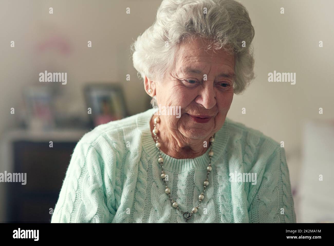 Ses brille encore de positivité même dans ses années d'or. Photo courte d'une femme âgée dans une maison de vieillesse. Banque D'Images