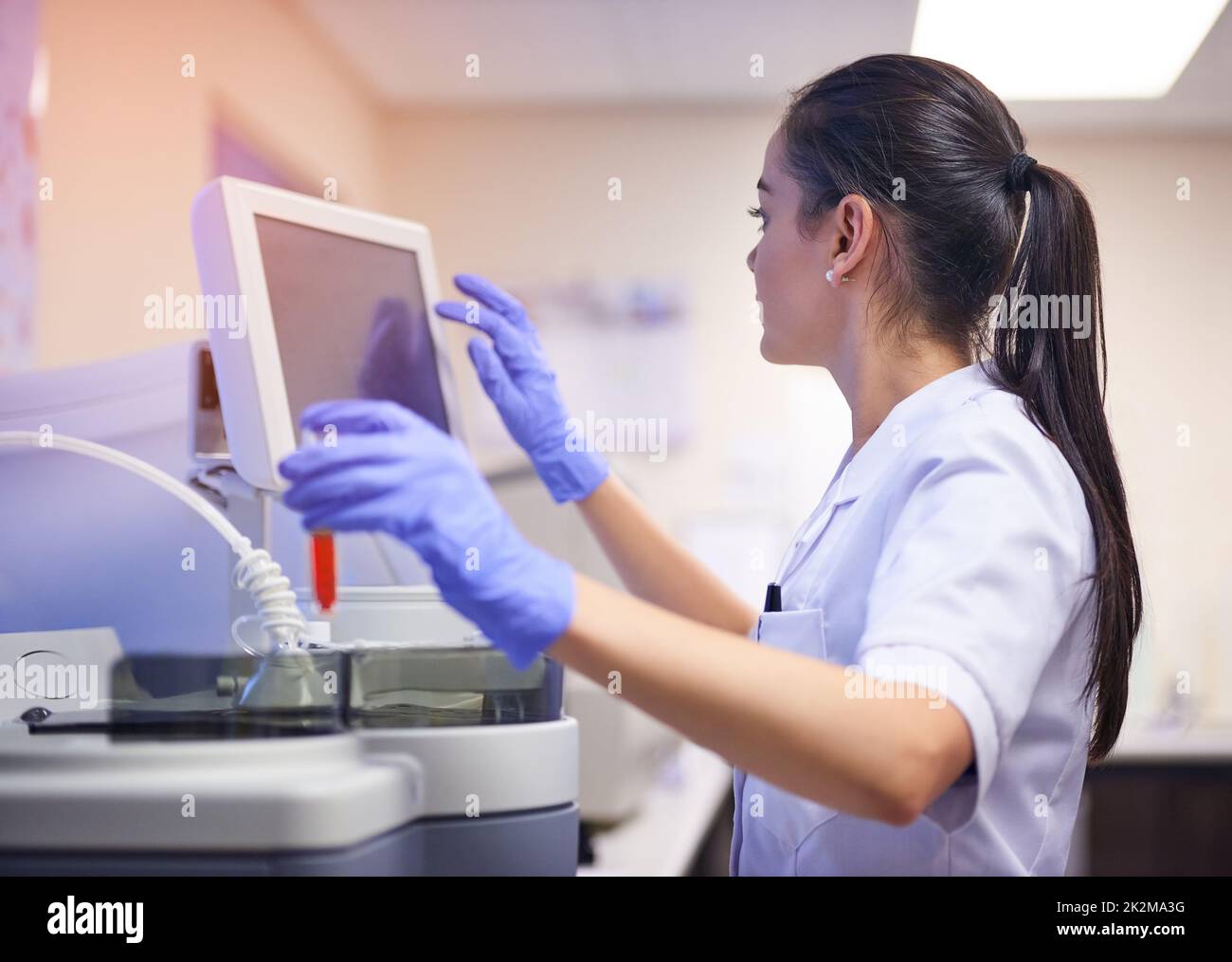 Soutenir la recherche scientifique avec des équipements de pointe. Photo d'un jeune scientifique utilisant un ordinateur pour effectuer un test médical en laboratoire. Banque D'Images