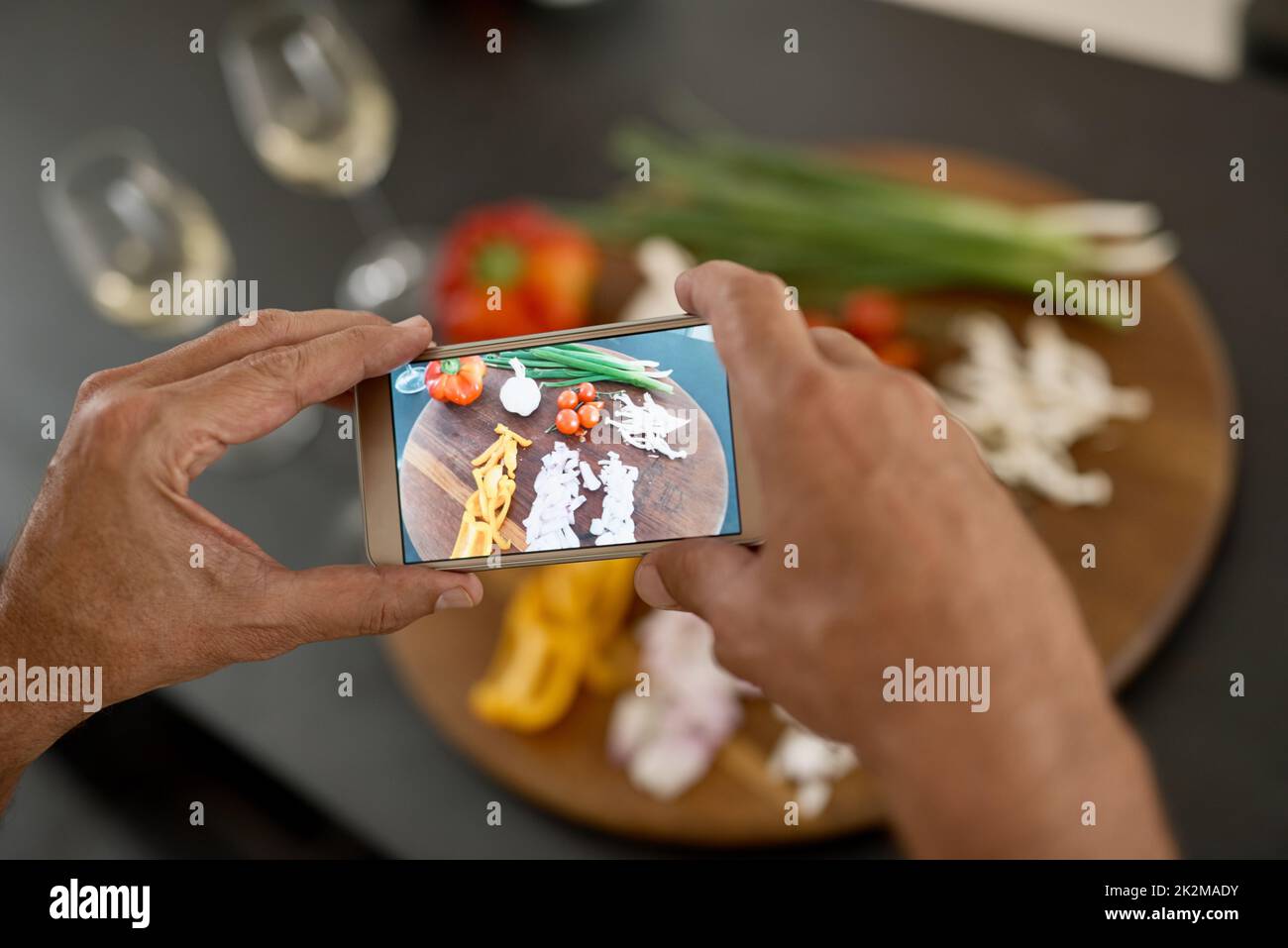 Cette image doit être partagée en ligne. Photo d'un homme prenant une photo des ingrédients avec son téléphone. Banque D'Images
