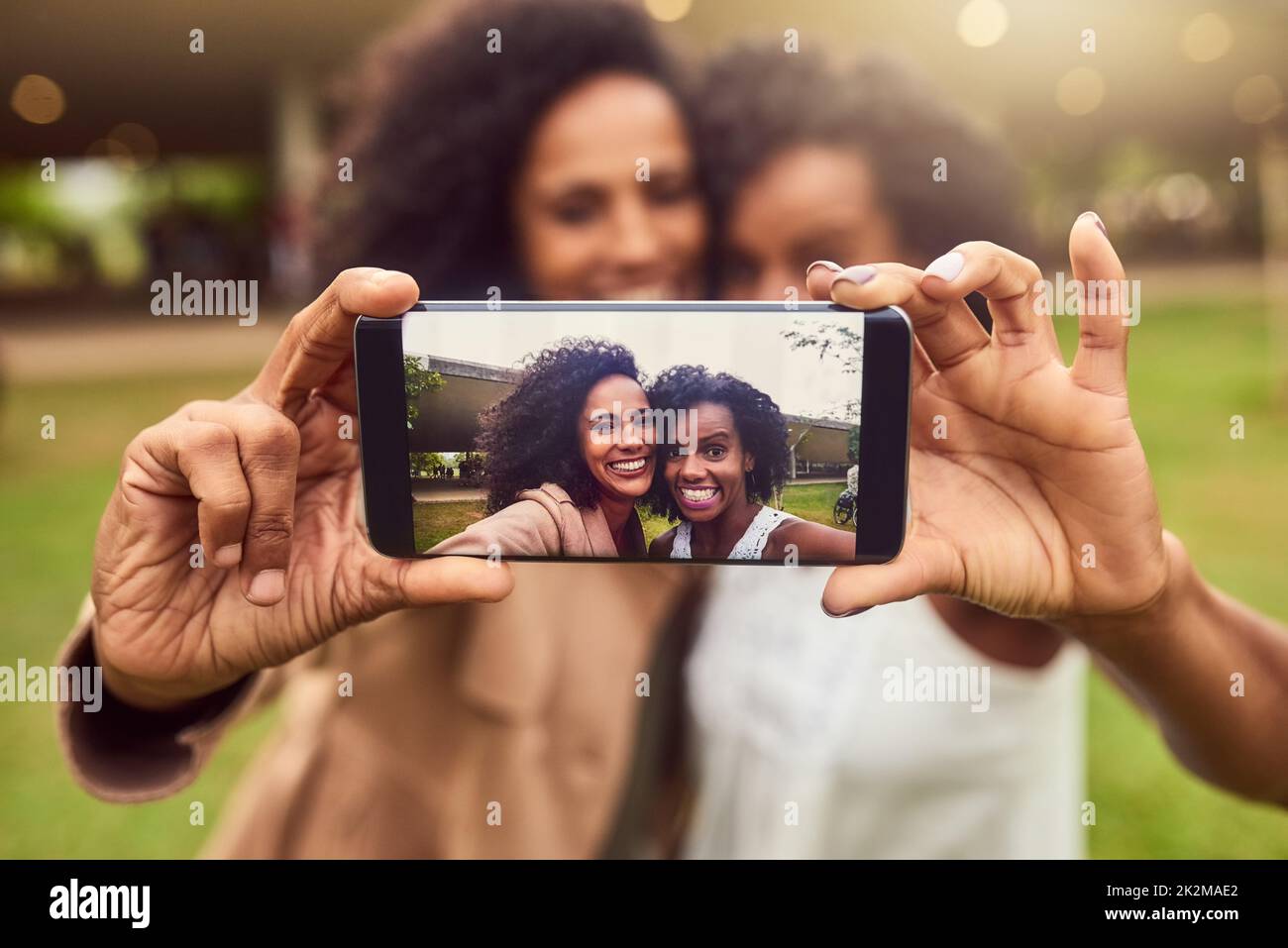 Le meilleur selfie reines. Photo rognée de deux meilleures amies qui prennent une photo dans un parc public. Banque D'Images