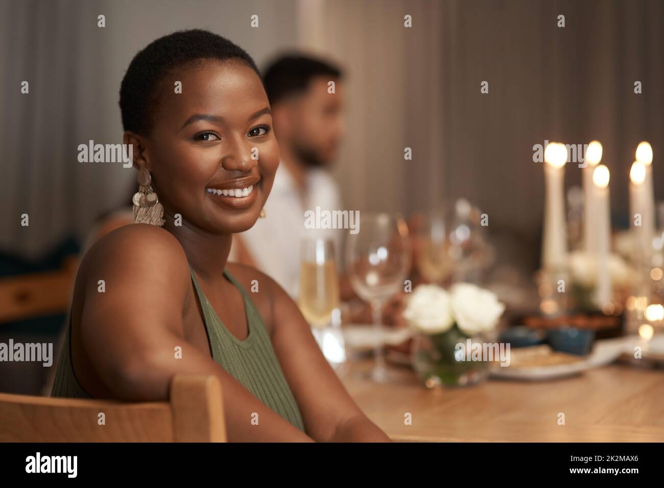 C'est parti ! Photo d'une jeune femme attrayante assise avec ses amis lors d'un dîner du nouvel an. Banque D'Images