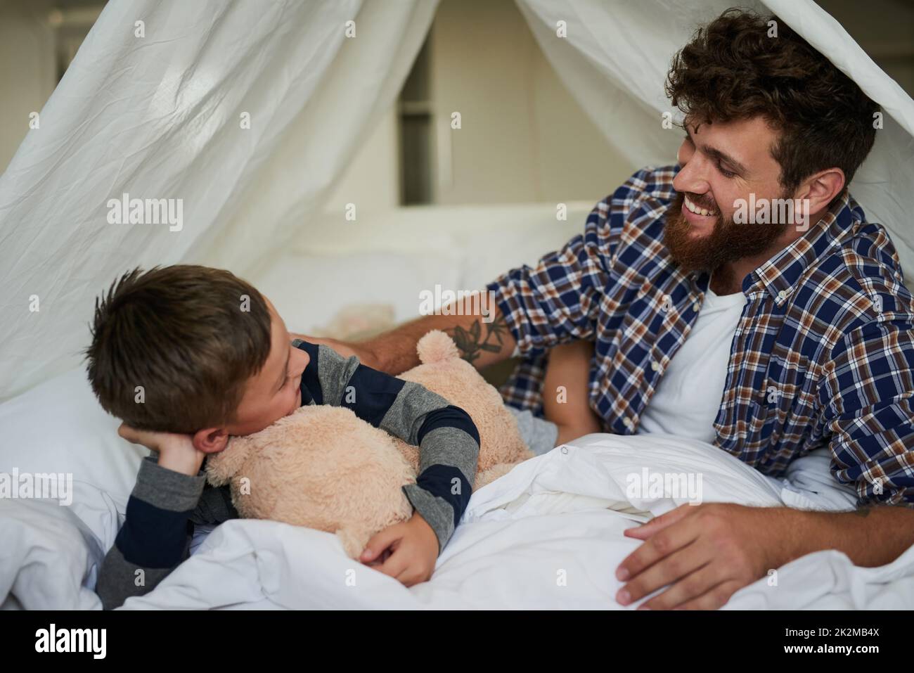 Faire du temps pour son fils chaque jour. Coupe courte d'un beau jeune