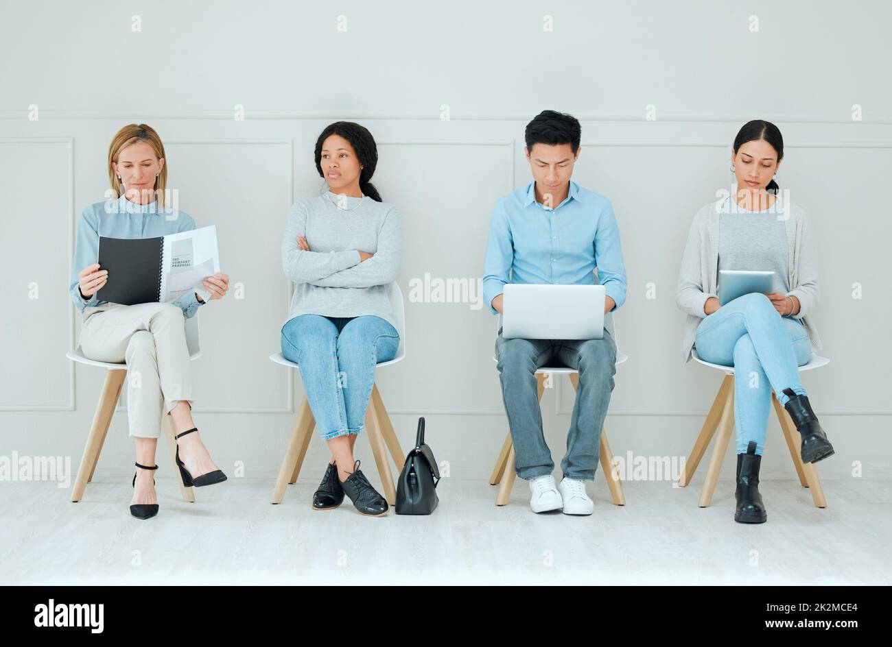 L'attente me tue. Photo d'un groupe d'hommes d'affaires en file d'attente dans un bureau. Banque D'Images