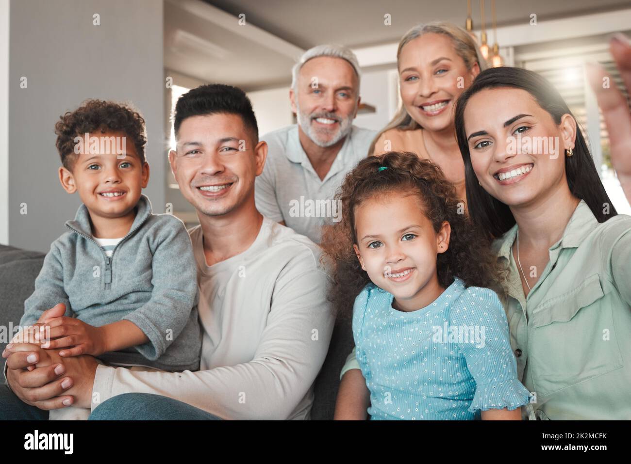 Une famille parfaite. Photo d'une famille qui prend un selfie à la maison. Banque D'Images
