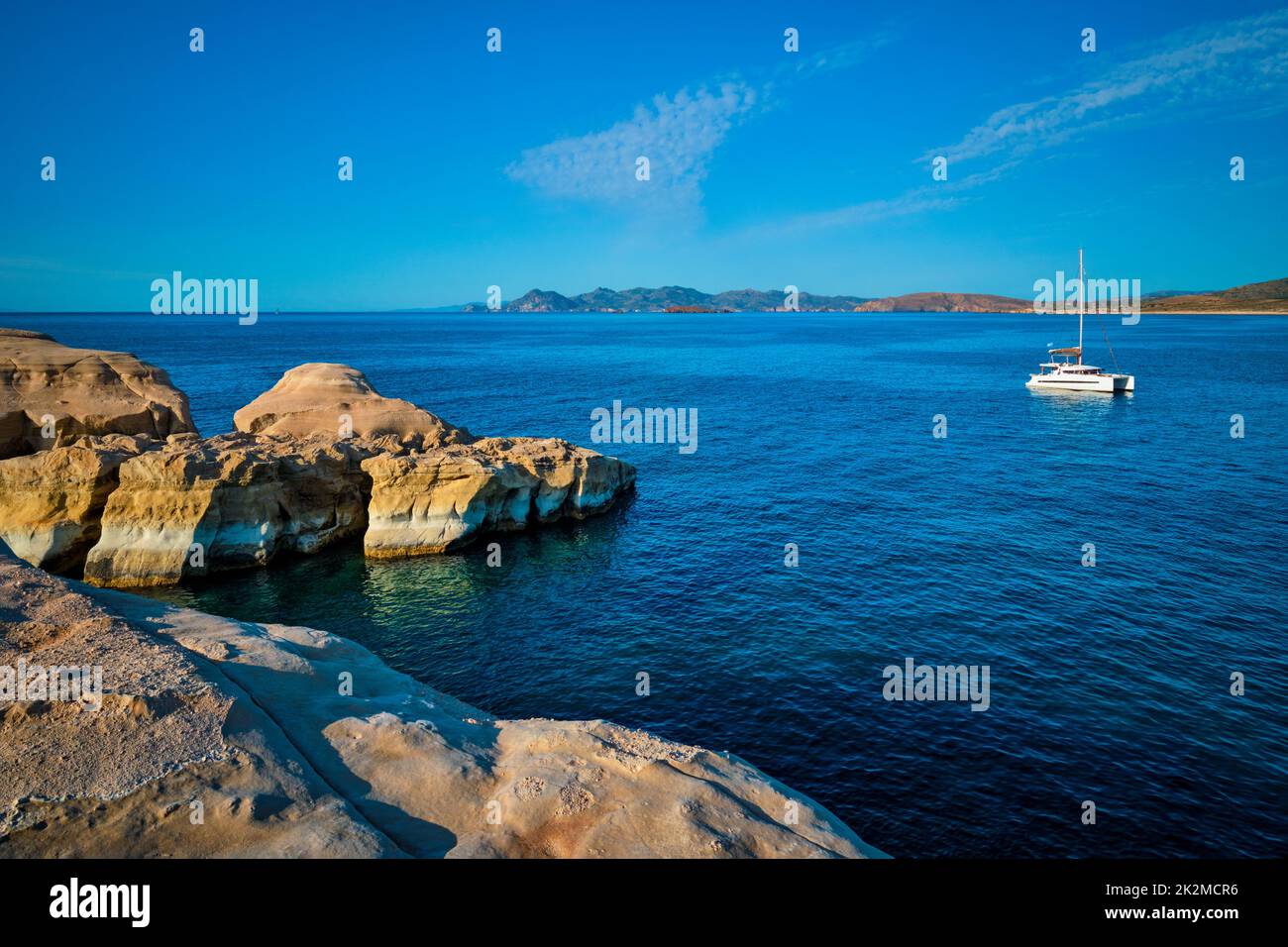 Bateau à voile sur la plage de Sarakiniko en mer Égée, île de Milos , Grèce Banque D'Images